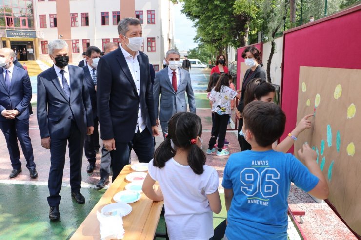 Bakan Selçuk, öğrencilerle buluştu