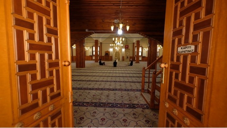 Geleceğin hafızları tarihi camilerde yetişiyor