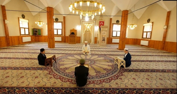 Geleceğin hafızları tarihi camilerde yetişiyor