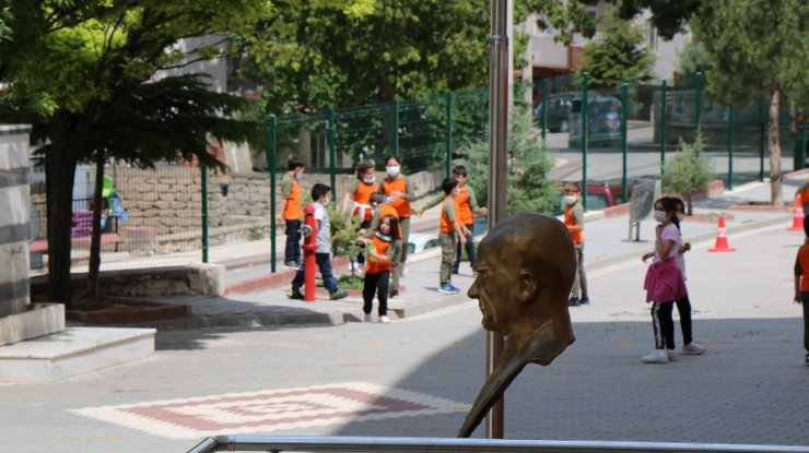 Çocukların oynaması için parkla yol birleştirildi