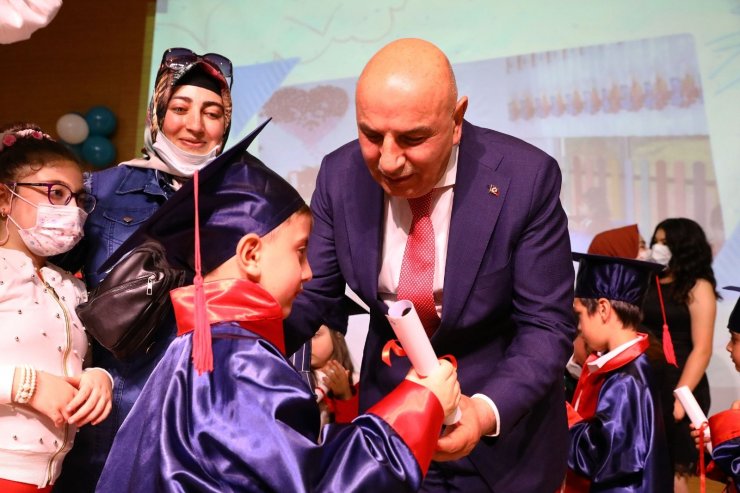 Gül kreş adası ilk mezunlarını verdi
