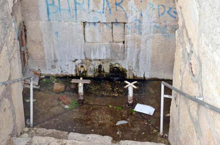 Tarihi çukur çeşmenin bakır kurnaları çalındı