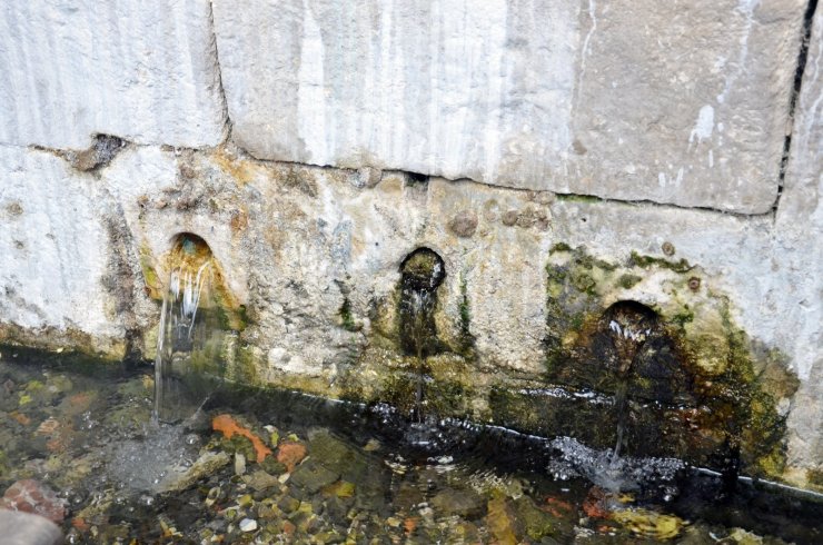 Tarihi çukur çeşmenin bakır kurnaları çalındı