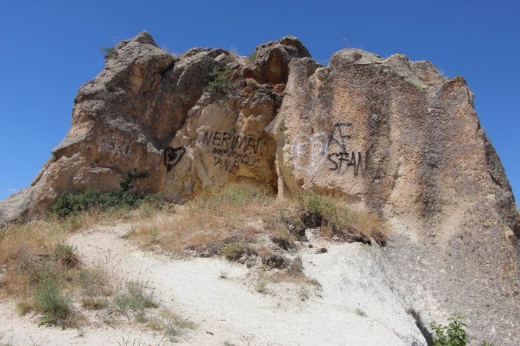 Kapadokya’da peribacaları çirkin yazılardan temizlenecek