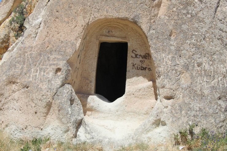 Kapadokya’da peribacaları çirkin yazılardan temizlenecek