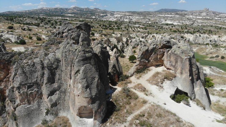 Kapadokya’da peribacaları çirkin yazılardan temizlenecek