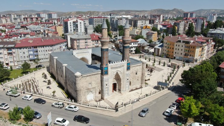 Çinileriyle göz kamaştıran Gök Medrese açılış için gün sayıyor
