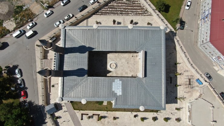 Çinileriyle göz kamaştıran Gök Medrese açılış için gün sayıyor