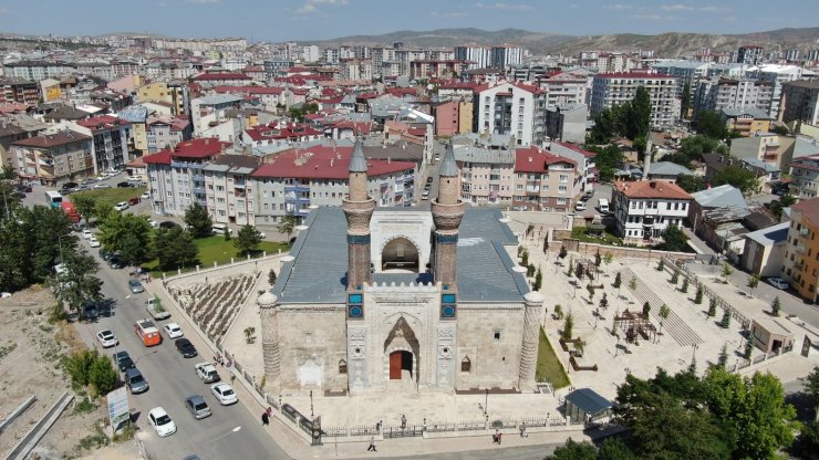 Çinileriyle göz kamaştıran Gök Medrese açılış için gün sayıyor