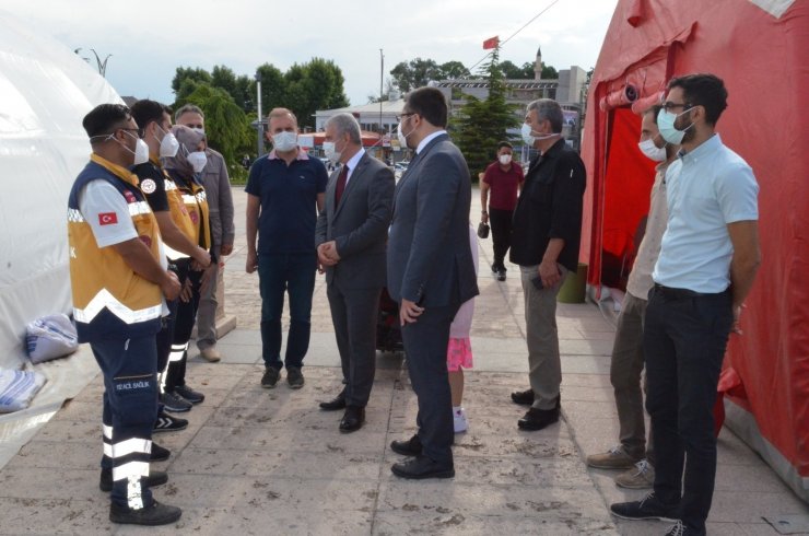 Kırşehir Valisi İbrahim Akın’dan aşı uygulamasındaki personele çikolatalı teşekkür