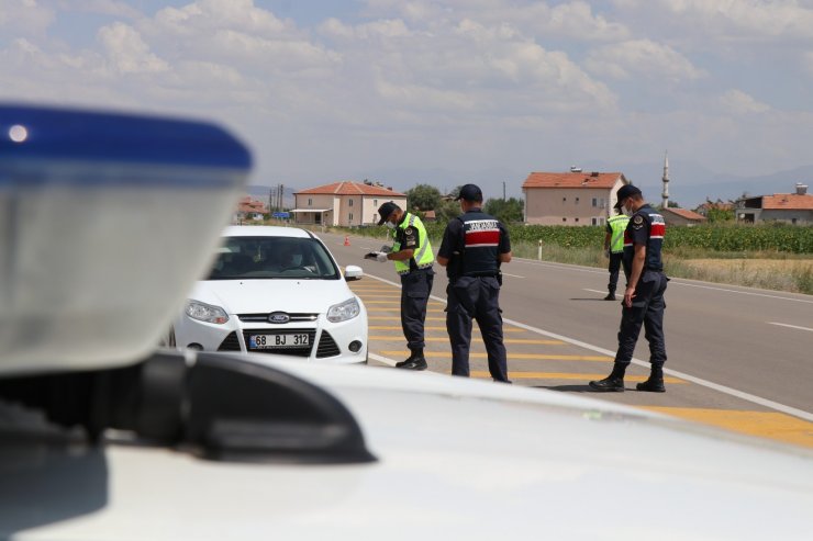 Aksaray’da jandarma trafik kuralı ihlallerini helikopterle denetledi