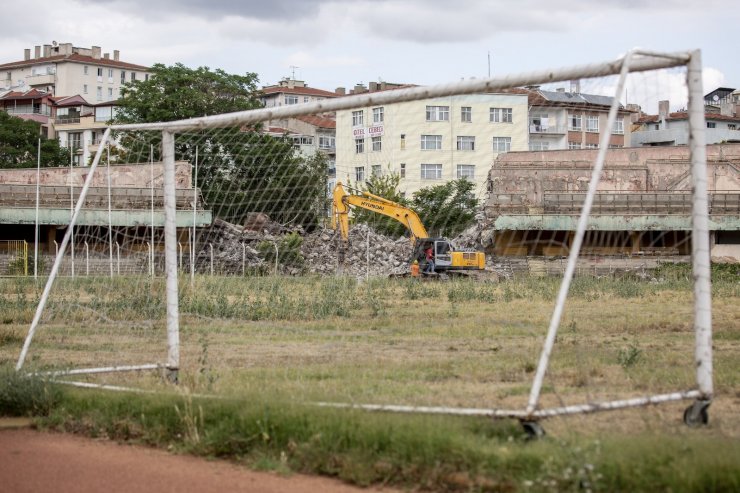 Cebeci İnönü Stadyumu’nun yıkımına başlandı
