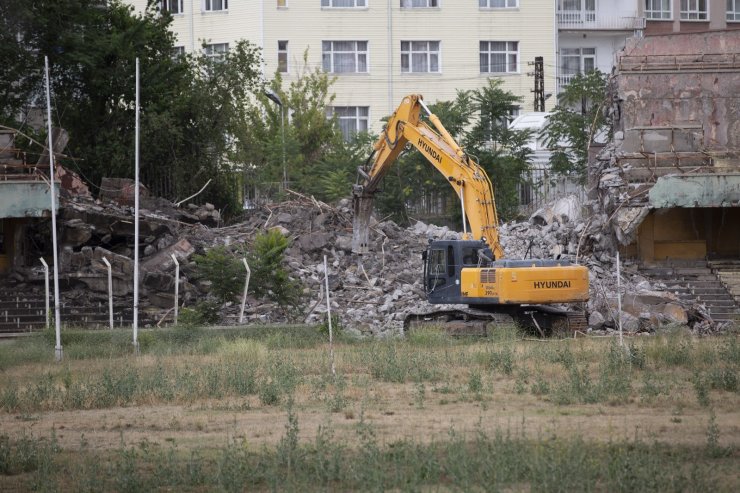 Cebeci İnönü Stadyumu’nun yıkımına başlandı