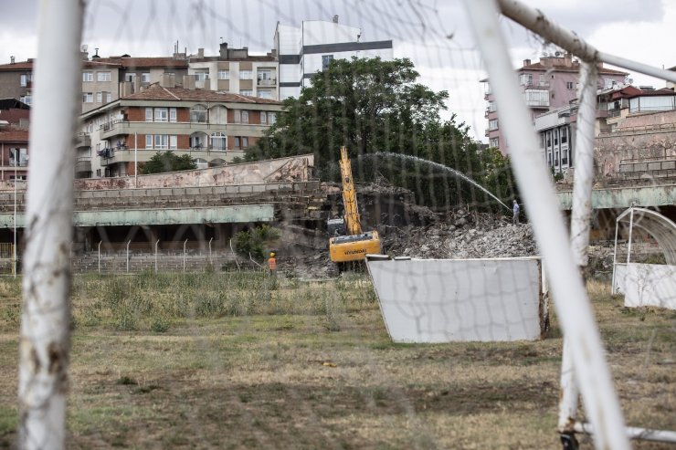 Cebeci İnönü Stadyumu’nun yıkımına başlandı