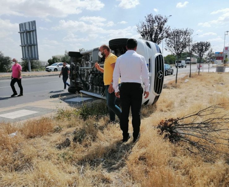 Önüne aniden araç çıkan servis minibüsü devrildi