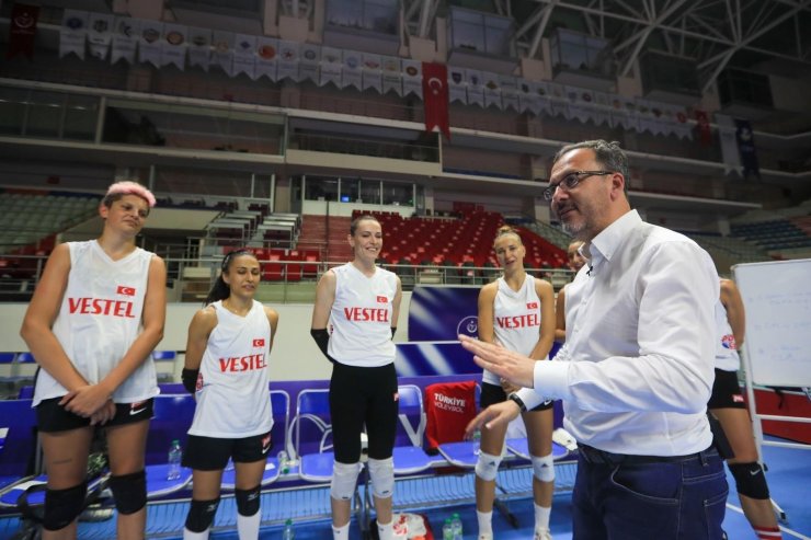 Bakan Kasapoğlu’ndan olimpik sporculara kamp ziyareti