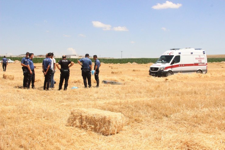 Cesedi tarlada bulunan işçinin traktörü çalışır vaziyette taşa takıldı