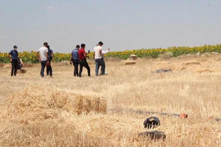 Cesedi tarlada bulunan işçinin traktörü çalışır vaziyette taşa takıldı