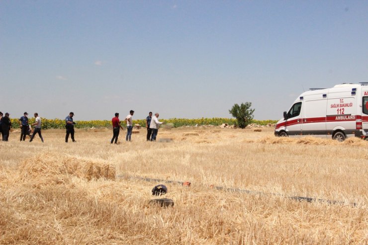 Cesedi tarlada bulunan işçinin traktörü çalışır vaziyette taşa takıldı