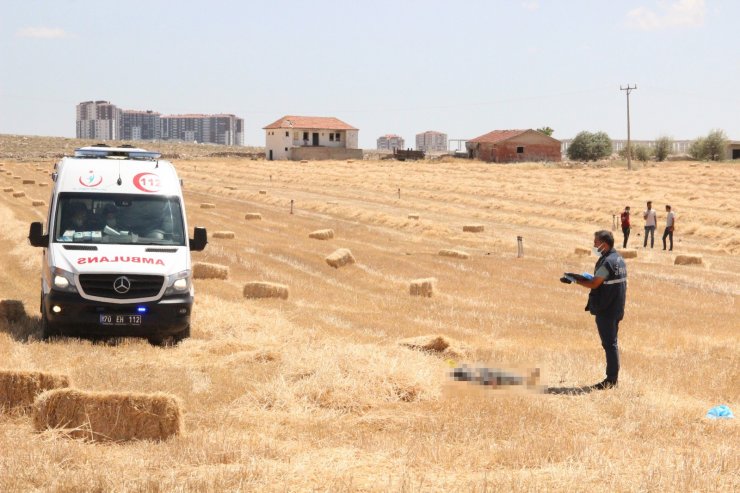 Cesedi tarlada bulunan işçinin traktörü çalışır vaziyette taşa takıldı