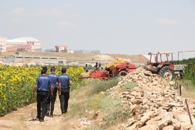 Cesedi tarlada bulunan işçinin traktörü çalışır vaziyette taşa takıldı