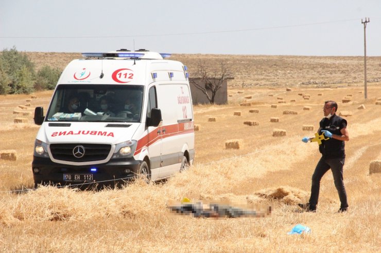 Cesedi tarlada bulunan işçinin traktörü çalışır vaziyette taşa takıldı