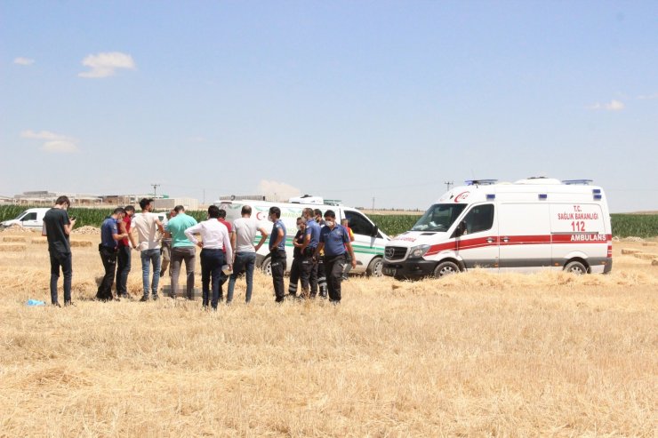 Cesedi tarlada bulunan işçinin traktörü çalışır vaziyette taşa takıldı
