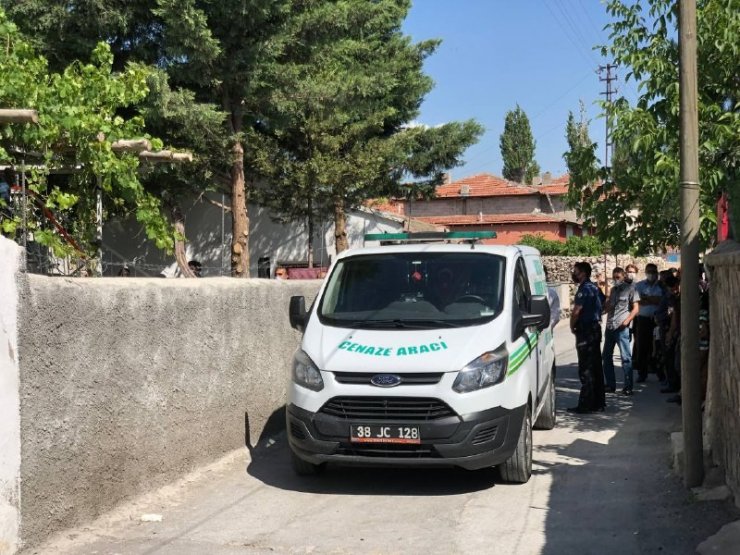 Kendisine baltayla saldıran oğlunu vurarak öldürdü