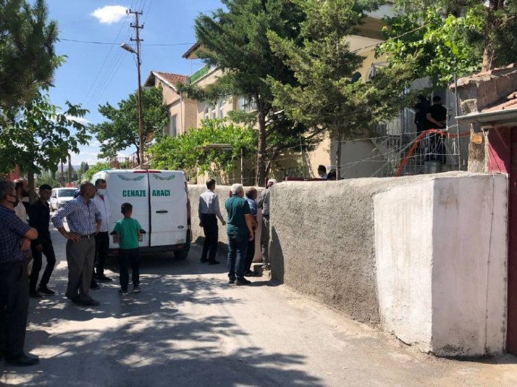 Kendisine baltayla saldıran oğlunu vurarak öldürdü