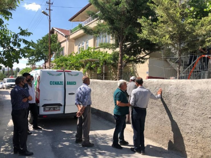 Kendisine baltayla saldıran oğlunu vurarak öldürdü