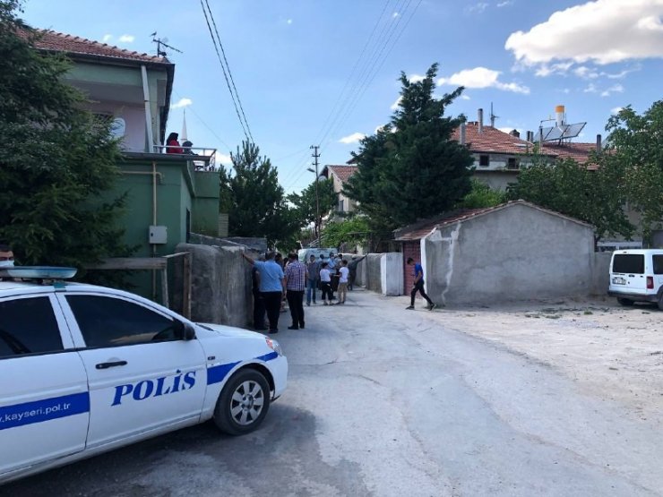Kendisine baltayla saldıran oğlunu vurarak öldürdü
