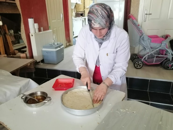 Hem bebek bakıp hem de coğrafi tescilli İncelek tatlısı yapıyorlar