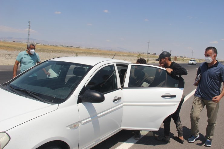 Uygulama noktasından kaçan otomobilden 10 göçmen çıktı
