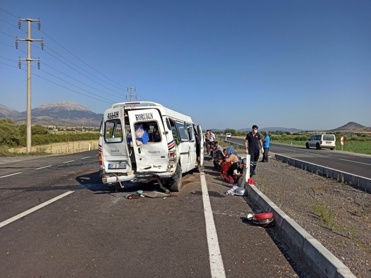 Tarım işçilerini taşıyan minibüsle otomobil çarpıştı: 6 yaralı