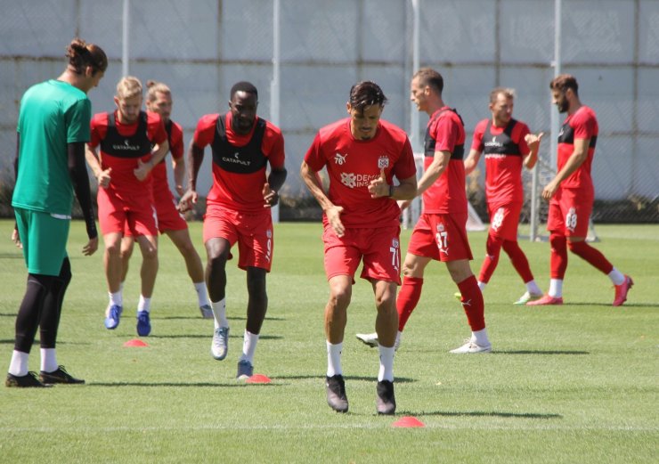 Rıza Çalımbay: “Hiçbir rakipten korkmuyorum”