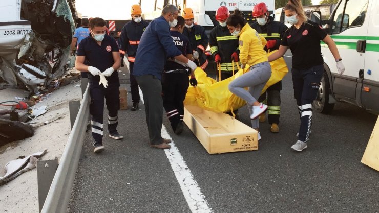 Devrilen tır karayolunu kapattı, sürücü öldü