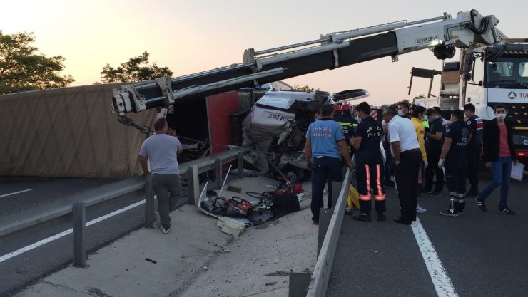 Devrilen tır karayolunu kapattı, sürücü öldü