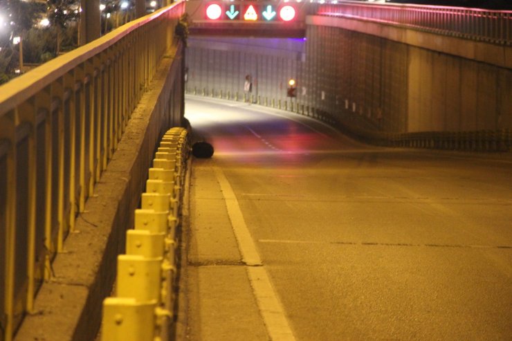 Yol kenarındaki şüpheli poşet fünye ile patlatıldı