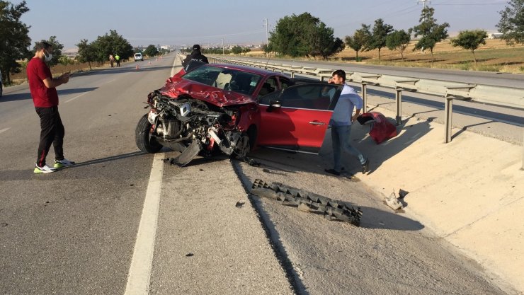 Önündeki otomobile çarpıp taklalar attı: 4 yaralı