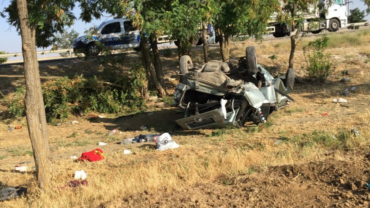 Önündeki otomobile çarpıp taklalar attı: 4 yaralı