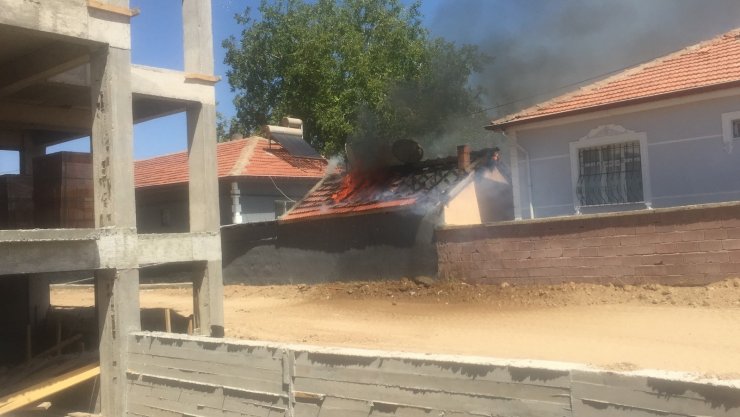 Kilerde çıkan yangın eve sıçramadan söndürüldü