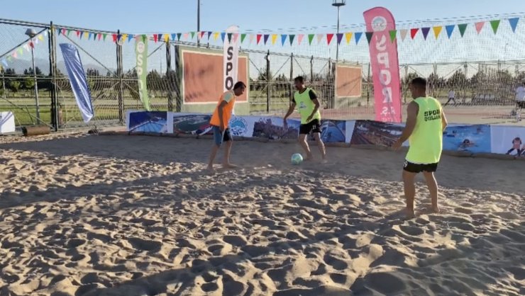 Büyükşehir’den bir ilk: denizi olmayan Kayseri’de plaj futbolu