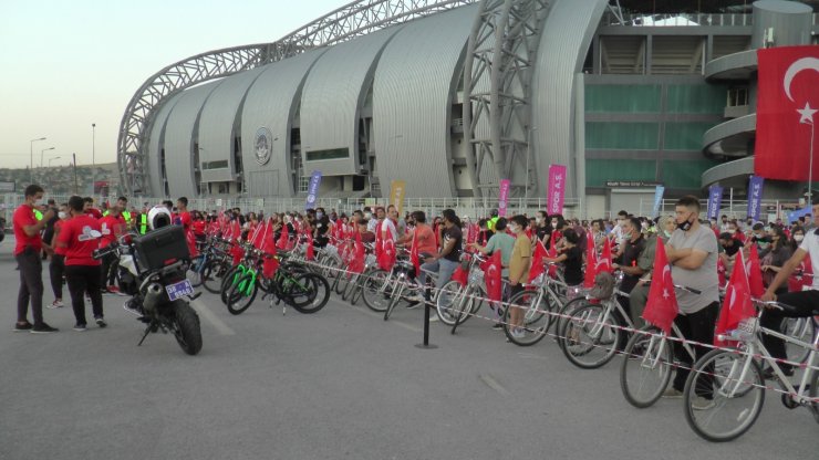 30 Ağustos Bisiklet Turu’nda bin 200 kişi pedalladı