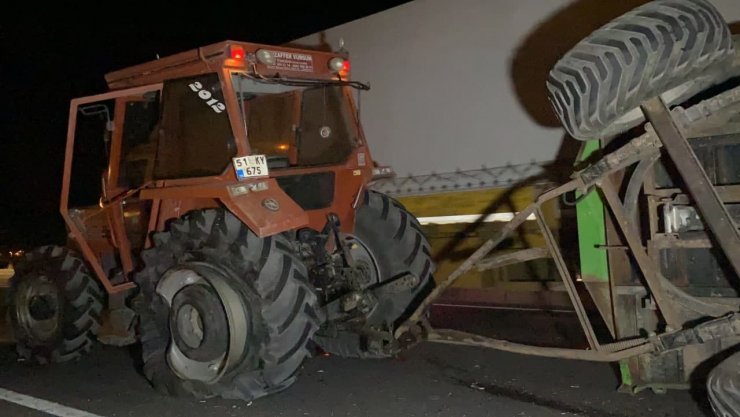 Traktörün devrildiği, tırın hurdaya döndüğü kazayı yara almadan atlattılar