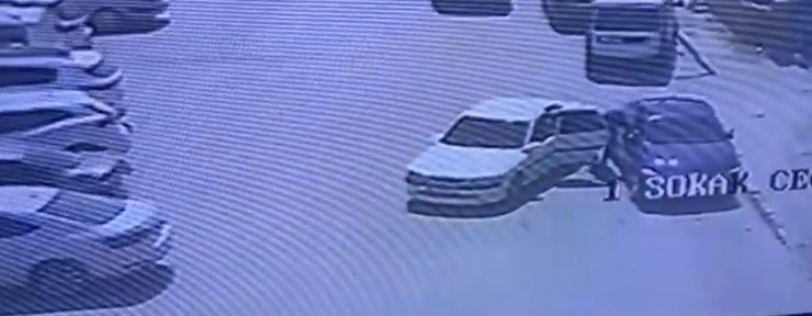 Takip ettikleri otomobilin camını kırıp 200 bin lirayı çaldılar