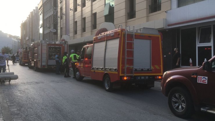 (Düzeltme) Asansörde sıkışan 2 işçiden biri öldü, diğeri yaralı kurtarıldı