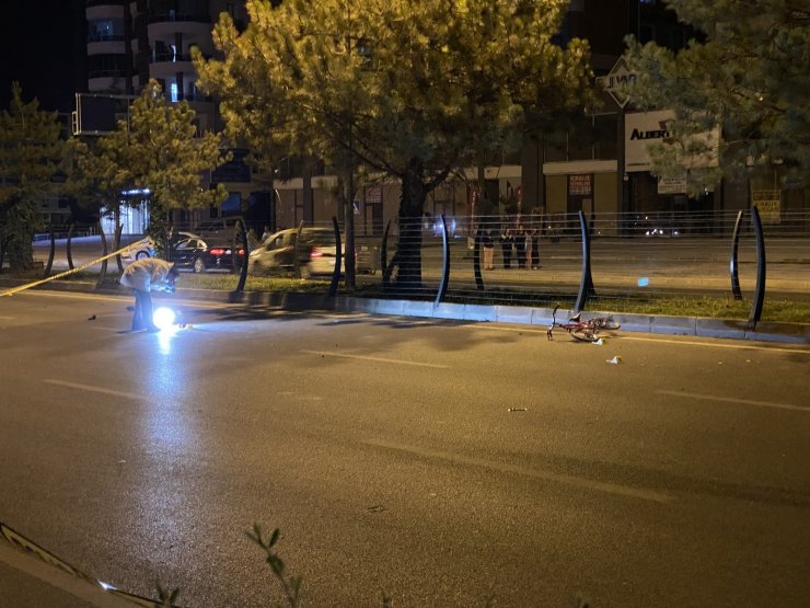 Yola çıkan bisikletli çocuğu kurtarmak isterken canlarından oldular