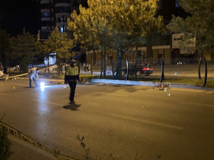 Yola çıkan bisikletli çocuğu kurtarmak isterken canlarından oldular