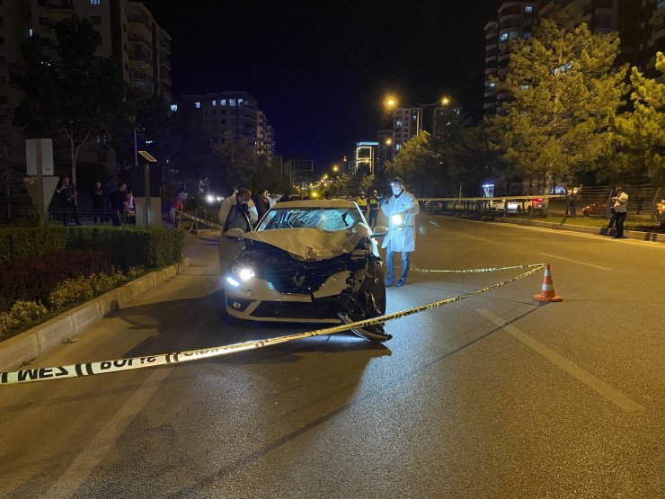 Yola çıkan bisikletli çocuğu kurtarmak isterken canlarından oldular