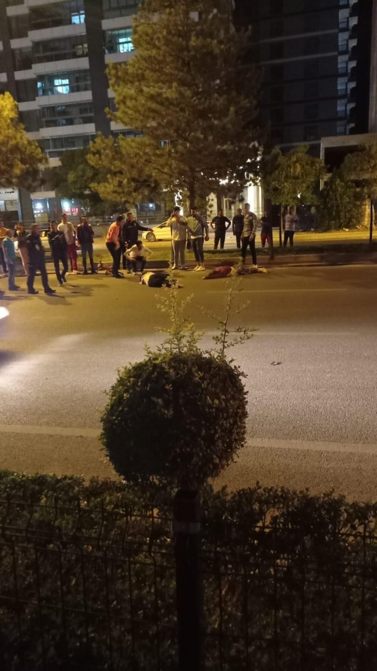 Yola çıkan bisikletli çocuğu kurtarmak isterken canlarından oldular